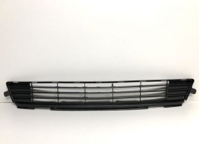 Решетка в бампер центральная Toyota Corolla E150 2010-2013
