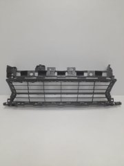 Решетка в бампер центральная Renault Logan 2 2014-2018
